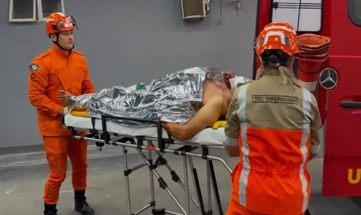 Homem leva cerca de 10 facadas na praça da prefeitura e é socorrido pelos bombeiros