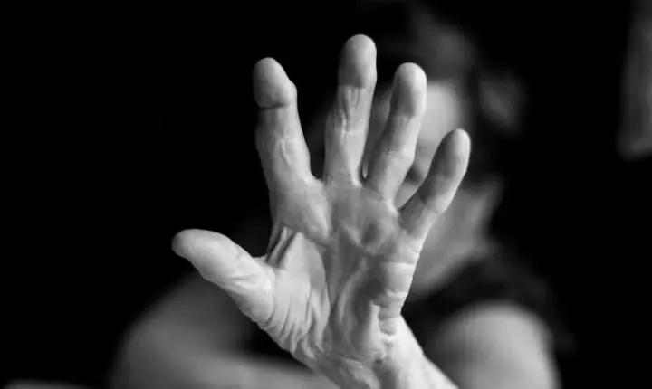 Homem pede água e comida, invade casa e estupra idosa