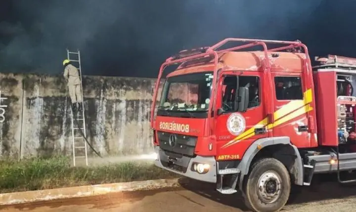 Homem põe fogo em casa com filhas da ex dentro e foge em Cuiabá