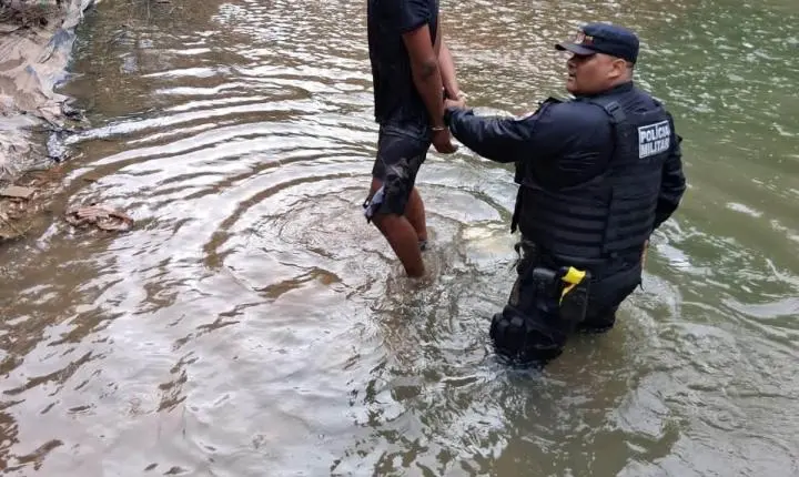 Homem se joga em córrego para tentar fugir da prisão em Cuiabá