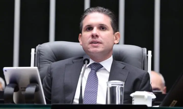 Hugo Motta celebra aprovação de sistema para combater a violência contra a mulher