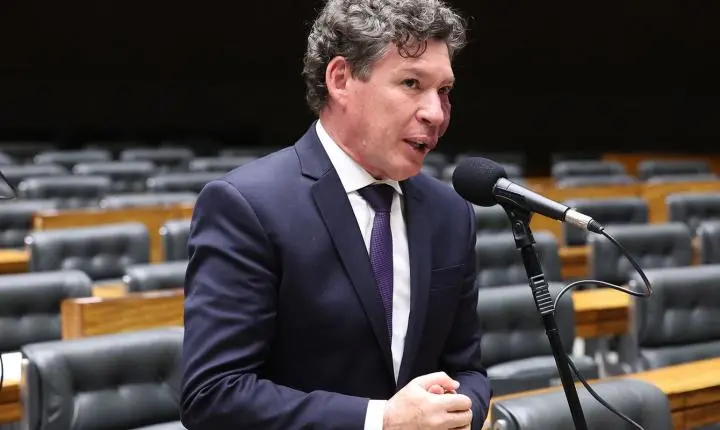 Fim da taxa das blusinhas: Hugo Motta define comando de comissão da MP
