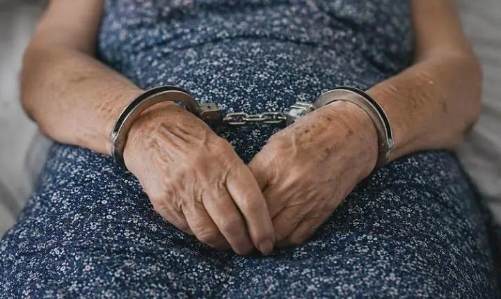 Idosa é presa suspeita de matar companheiro com facão em Cuiabá
