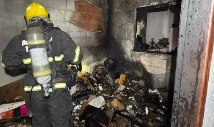 Incêndio destrói casa em Lucas do Rio Verde; fogo começou no ventilador