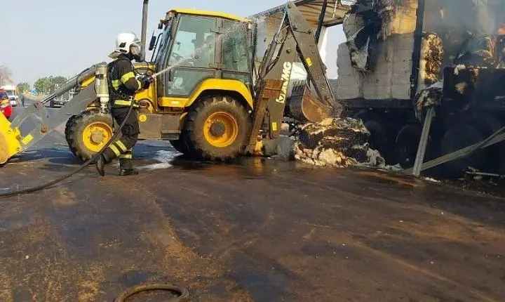 Incêndio em carreta com algodão se espalha e atinge outro veículo na BR-364