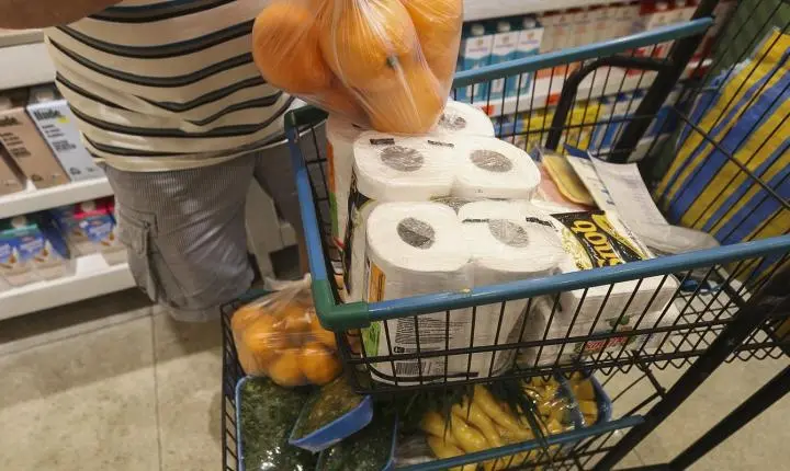 Inflação em abril desacelera para 0,67%, com alimentos impulsionando alta
