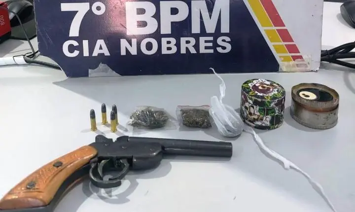 Infração de trânsito banal por uso de chinelo entrega dupla armada e com drogas em Nobres