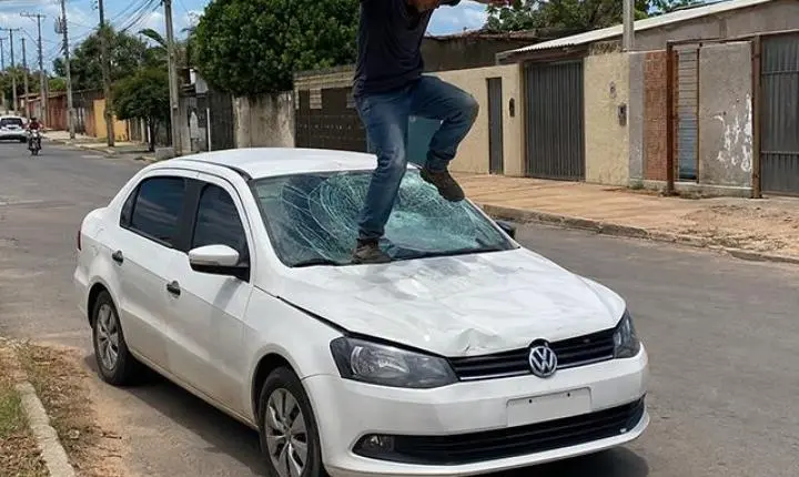 Inimputável pula em cima de carro, amassa capô, quebra para-brisa e sai andando “de boas” em Sorriso