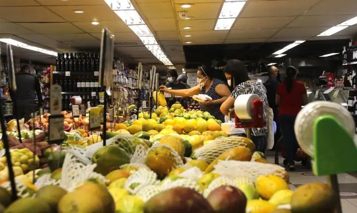 INPC acumula alta de 4,29% e impacta reajuste de salários