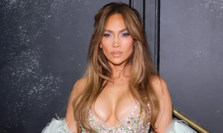 Jennifer Lopez abala Fashion Week de Paris com look decotadíssimo repleto de transparências e penas de avestruz