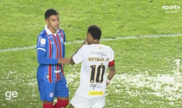Jogador pode pagar multo de até 100 mil reais e seis jogos de suspensão após tapar a boca em discussão com Rodrigo Nestor, do Bahia, e foi expulso neste sábado