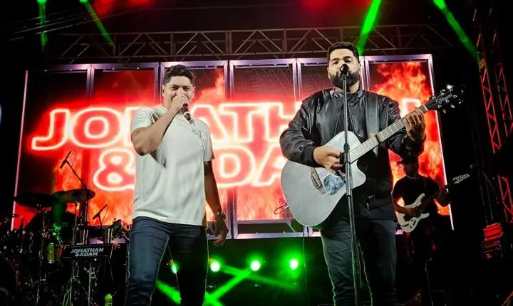 Jonathan e Adam Lotam a Praça e Emocionam Rosário Oeste no Aniversário da Cidade: “Essa é Nossa Casa!”