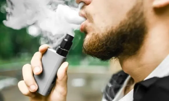 Jovem é detido após PM flagrar adolescentes consumindo álcool e vapes