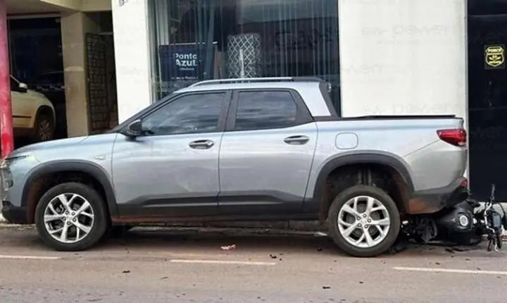 Jovem fica gravemente ferido após colisão com veículo parado em Arenápolis