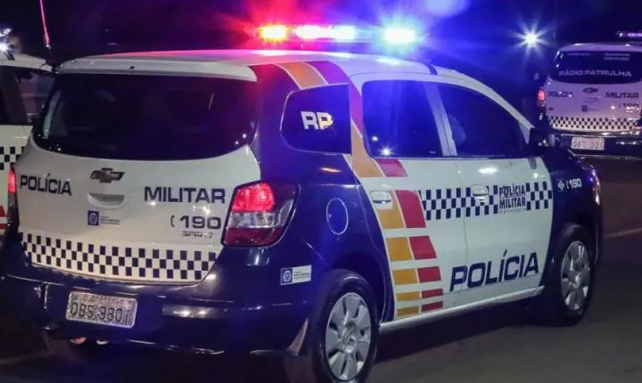 Jovem sem habilitação é preso após tentar romper bloqueio da PM