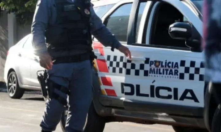 Jovem tenta deixar arquibancada ao ver PM e acaba preso com arma em MT