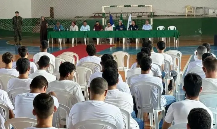 Jovens de Rosário Oeste participam de juramento à Bandeira e entrega de CDI