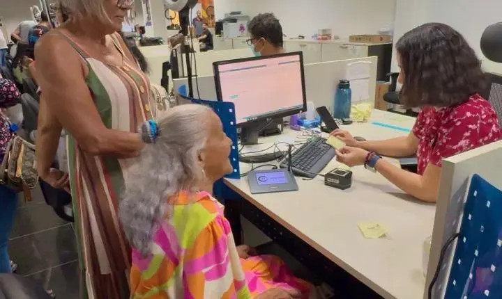 Juca do Guaraná se comove com gesto de idosa de 89 anos que faz questão de regularizar o título com objetivo de votar nele
