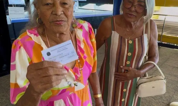 Juca do Guaraná se comove com gesto de idosa de 89 anos que faz questão de regularizar o título com objetivo de votar nele