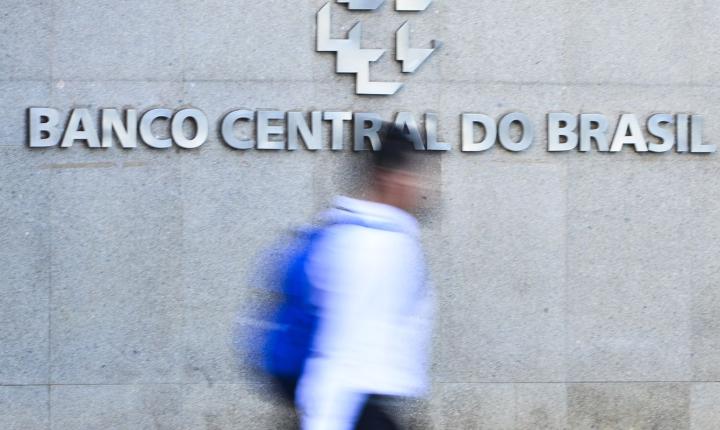 Juros altos continuam a onerar o endividamento das famílias