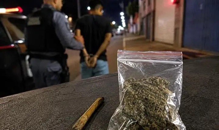 Maconheiro foi preso com “charuto” da erva durante abordagem da PM