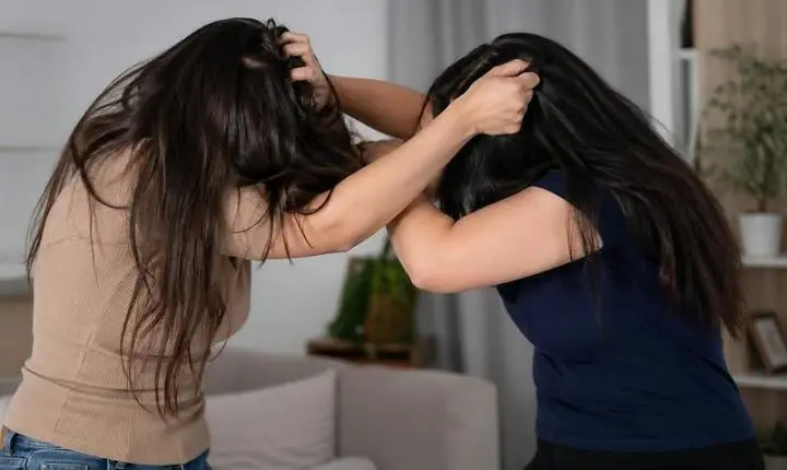 Mãe e filha de 17 anos entram em luta corporal e são levadas à delegacia em Cuiabá