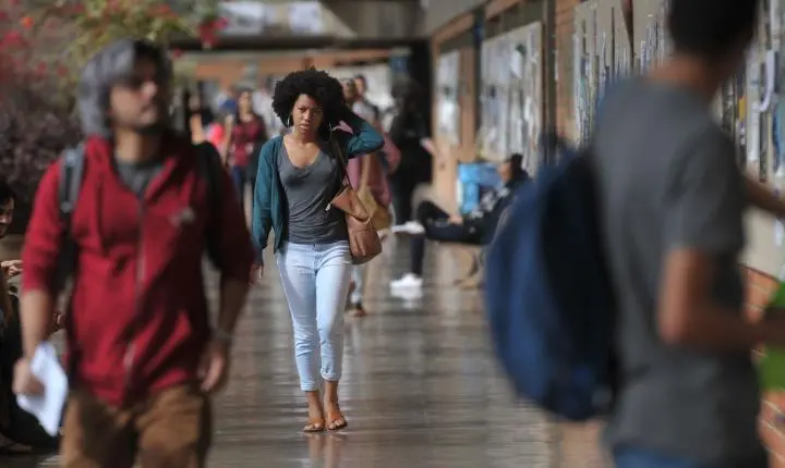 Mais da metade dos graduandos abandona estudos por cuidados com os filhos