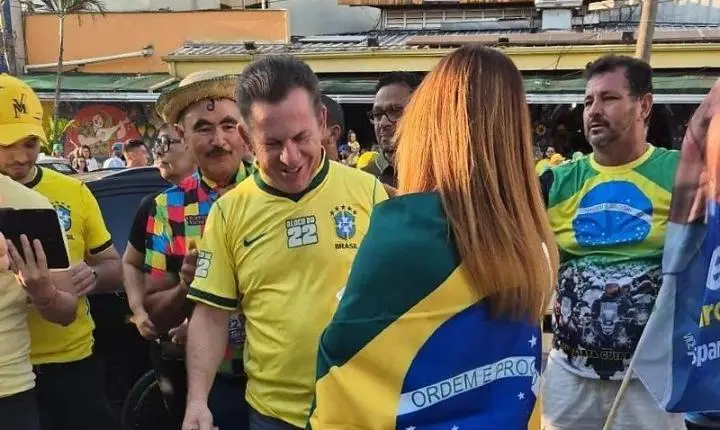 Mauro e Virginia Mendes participam do “Bloquinho do 22” em Cuiabá