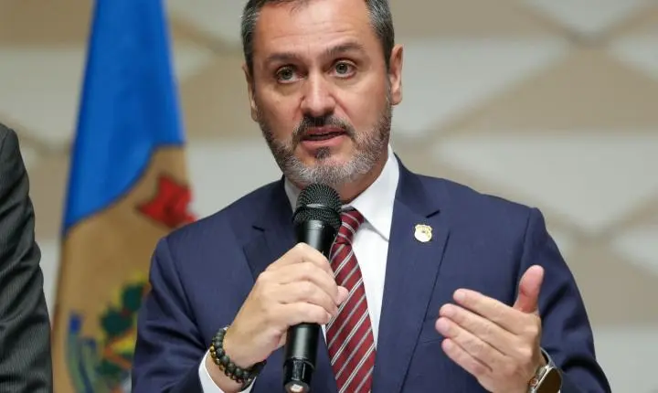 André Mendonça afasta diretor-geral da Polícia Federal em meio a impasse no STF