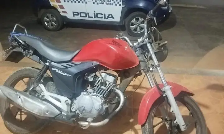 Menor bate em viatura e perde a moto no mesmo dia da compra
