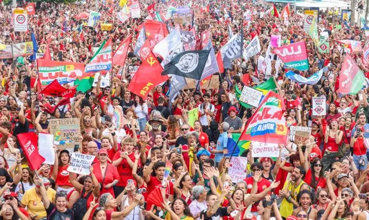 Ato político em Copacabana reúne apoiadores do presidente Lula