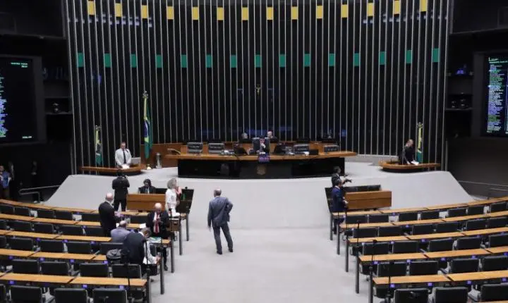 Minirreforma eleitoral facilita recuperação fiscal de partidos e altera regras de fusão