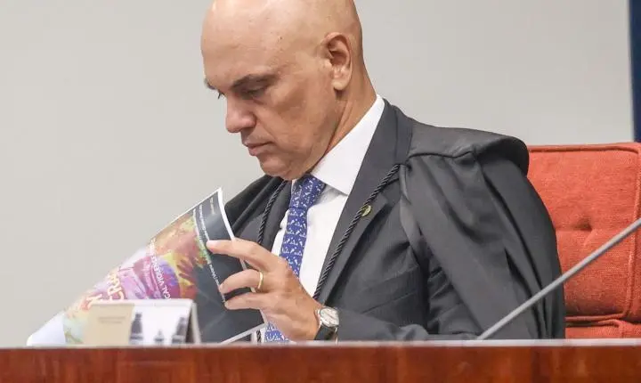 Moraes dá 24 horas para defesa de Bolsonaro explicar apreensão de arma
