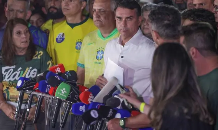 Moraes determina apreensão de passaporte de Flávio Bolsonaro