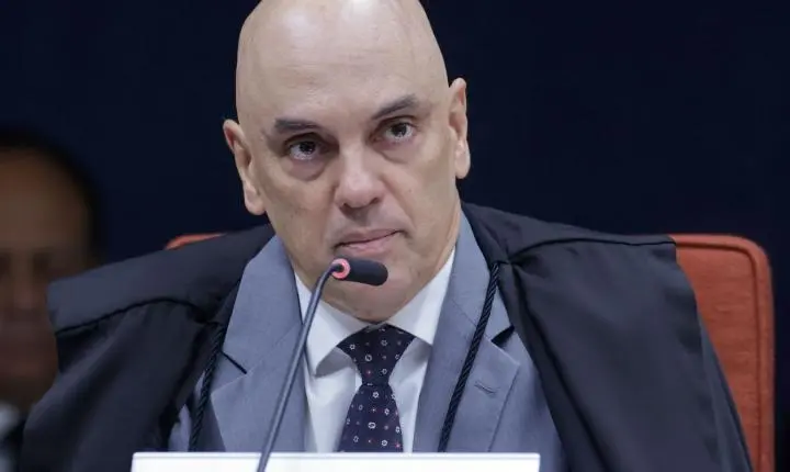 Moraes solicita parecer da PGR sobre inclusão de Jair e Flávio em inquérito