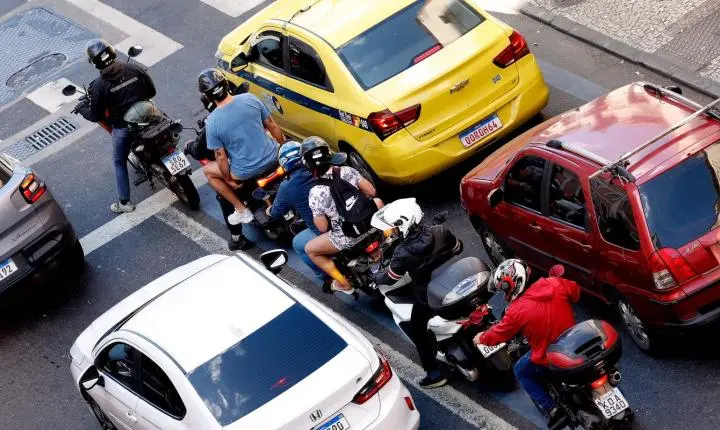 Mortes em motocicletas crescem com a economia de aplicativos, aponta Atlas da Violência