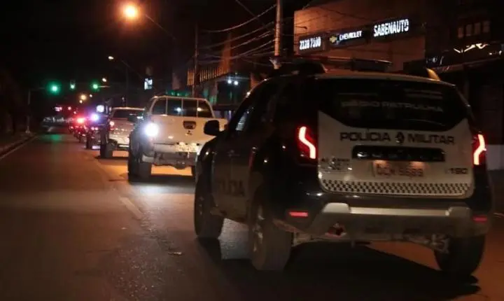 Motociclista sem CNH empina moto, foge da PM e bate em viatura em Cuiabá