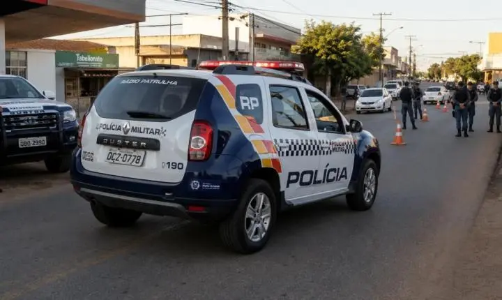 Motorista apresentou CNH falsa no celular e foi preso durante abordagem