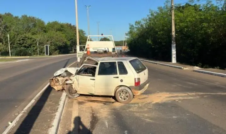 Motorista desvia de carreta, bate em poste e casal sai ileso em Várzea Grande