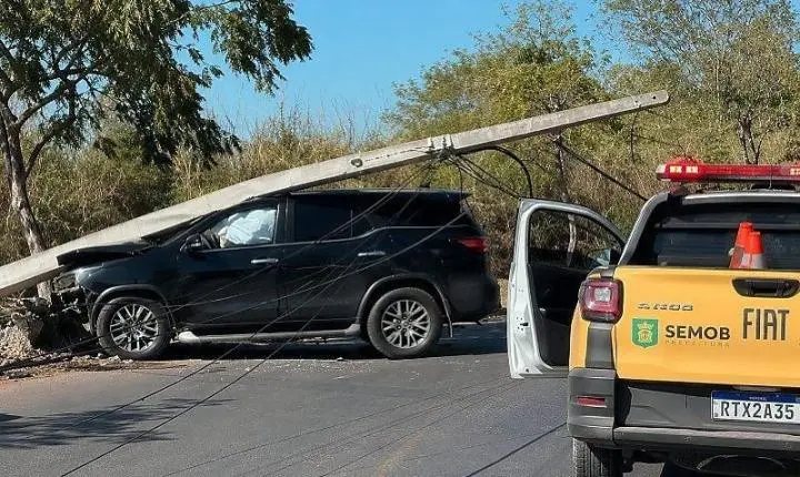 Motorista do deputado Eduardo Botelho bate carro oficial e derruba poste em Cuiabá