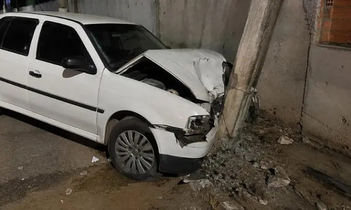 Motorista foge após bater carro em poste na Capital