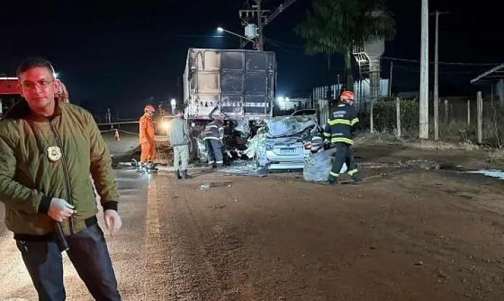Motorista morre após bater carro na traseira de carreta e pegar fogo