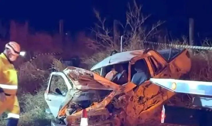 Motorista morre e passageiro fica ferido após Strada bater em carreta e capotar na BR-163