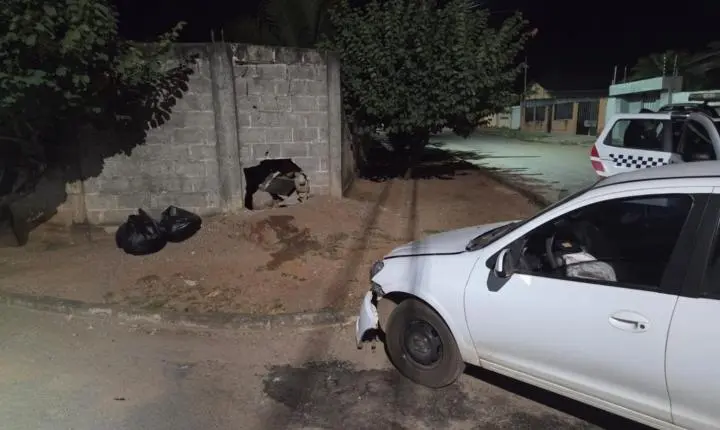 Motorista suspeito de embriaguez  em Nobres bate carro contra muro de residência