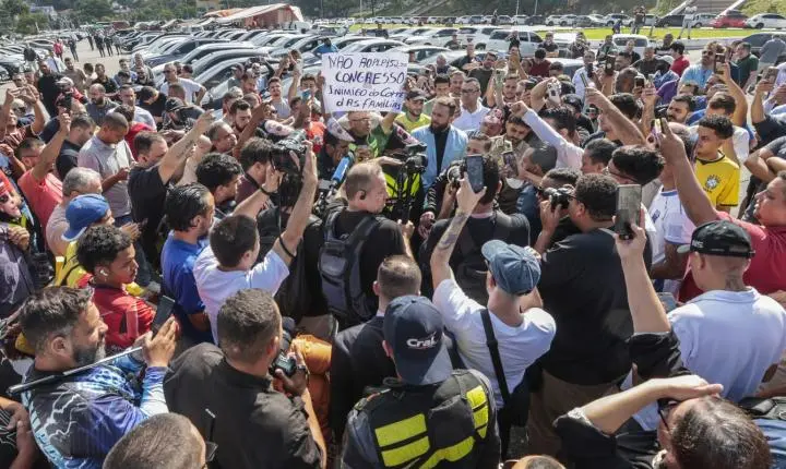 Motoristas de aplicativo protestam contra proposta de regulamentação em São Paulo