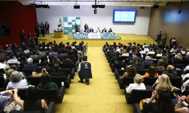 O presidente Hugo Motta defende modernização do Estado e valorização do serviço público na posse de novos servidores da Câmara dos Deputados