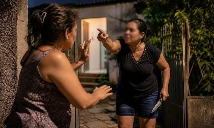 Mulher é ferida com pedrada e ameaçada com faca por vizinha