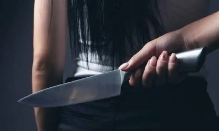 Mulher esfaqueia marido após descobrir mensagens íntimas com outra