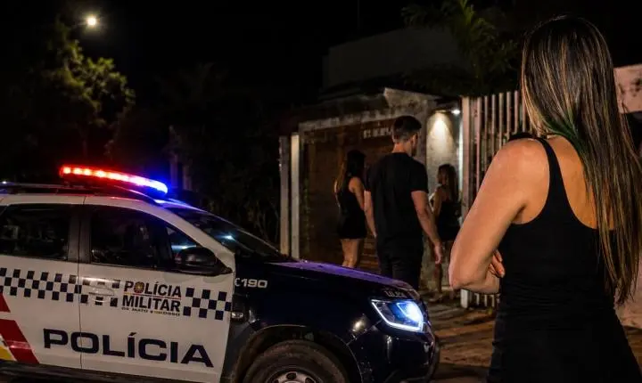 Mulher flagra companheiro com outras mulheres, termina namoro e caso termina em confusão