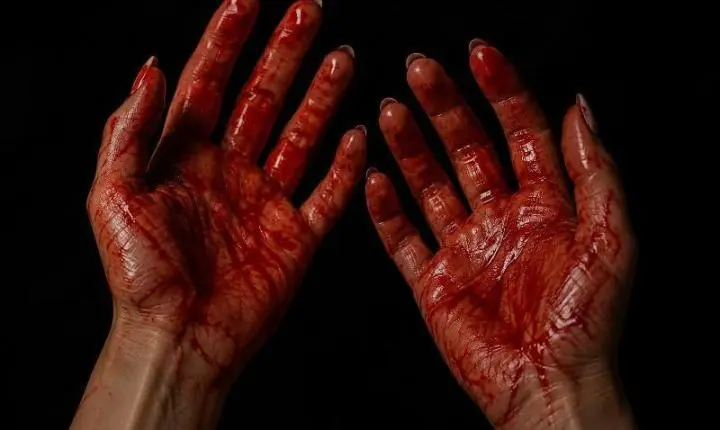 Mulher foi encontrada nua, ensanguentada e com cortes profundos nos seios após ataque brutal do marido 